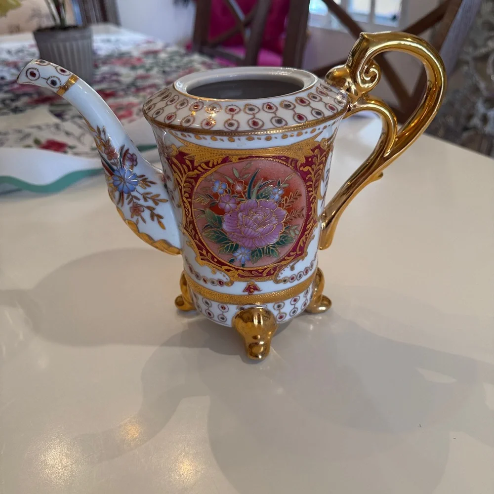 Elegant Pink Floral Porcelain Vase with Gold Accents - Picture 3 of 6